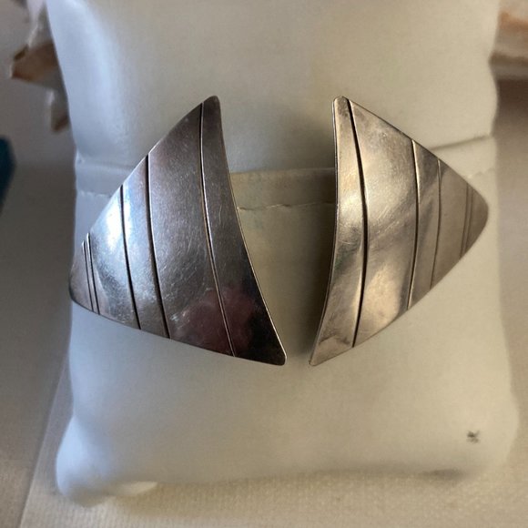 Vintage sterling Silver tribal, Gilbert Morgan, triangular post earrings - Picture 3 of 7